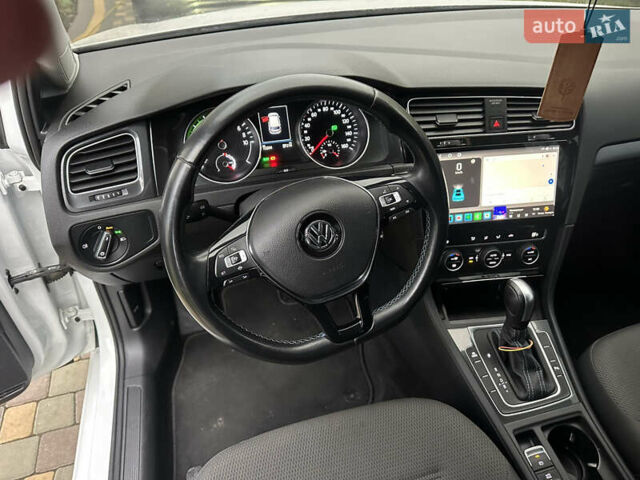 Белый Фольксваген e-Golf, объемом двигателя 0 л и пробегом 70 тыс. км за 13700 $, фото 21 на Automoto.ua