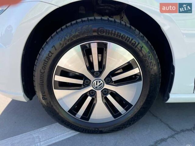 Белый Фольксваген e-Golf, объемом двигателя 0 л и пробегом 124 тыс. км за 13490 $, фото 14 на Automoto.ua