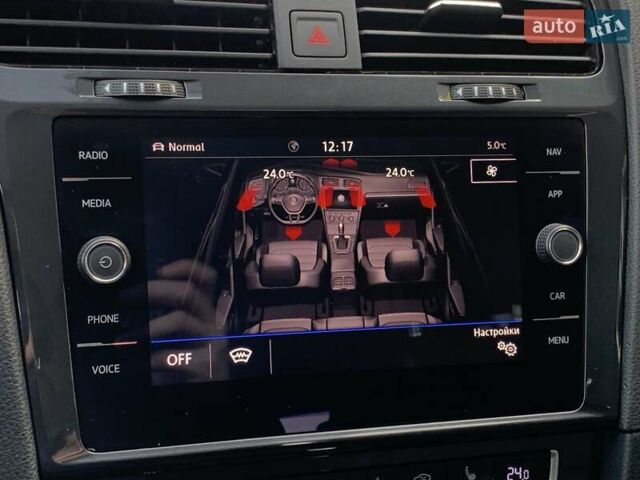 Белый Фольксваген e-Golf, объемом двигателя 0 л и пробегом 73 тыс. км за 13955 $, фото 60 на Automoto.ua