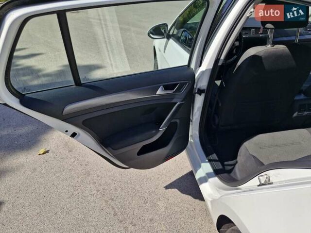 Белый Фольксваген e-Golf, объемом двигателя 0 л и пробегом 70 тыс. км за 14500 $, фото 25 на Automoto.ua