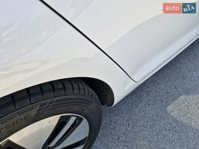 Белый Фольксваген e-Golf, объемом двигателя 0 л и пробегом 70 тыс. км за 14500 $, фото 16 на Automoto.ua
