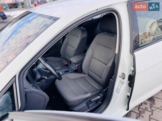 Белый Фольксваген e-Golf, объемом двигателя 0 л и пробегом 87 тыс. км за 12999 $, фото 32 на Automoto.ua