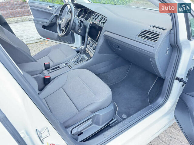 Белый Фольксваген e-Golf, объемом двигателя 0 л и пробегом 24 тыс. км за 15800 $, фото 18 на Automoto.ua