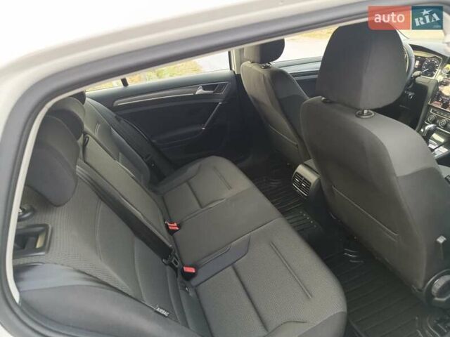 Белый Фольксваген e-Golf, объемом двигателя 0 л и пробегом 64 тыс. км за 14500 $, фото 4 на Automoto.ua