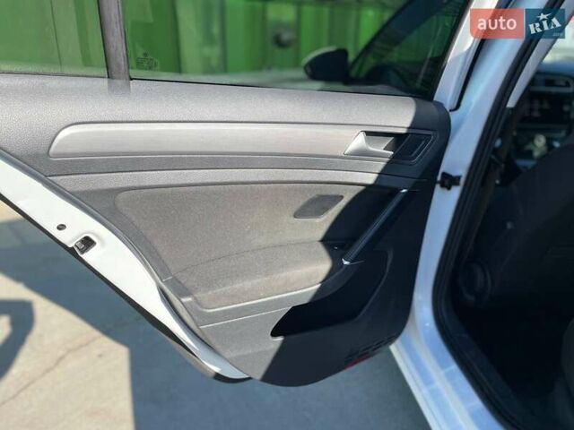 Белый Фольксваген e-Golf, объемом двигателя 0 л и пробегом 125 тыс. км за 13500 $, фото 17 на Automoto.ua