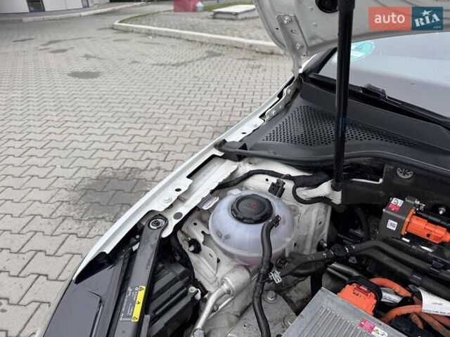 Белый Фольксваген e-Golf, объемом двигателя 0 л и пробегом 71 тыс. км за 12999 $, фото 32 на Automoto.ua