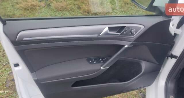 Білий Фольксваген e-Golf, об'ємом двигуна 0 л та пробігом 88 тис. км за 16499 $, фото 16 на Automoto.ua