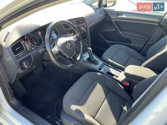 Белый Фольксваген e-Golf, объемом двигателя 0 л и пробегом 124 тыс. км за 13490 $, фото 16 на Automoto.ua