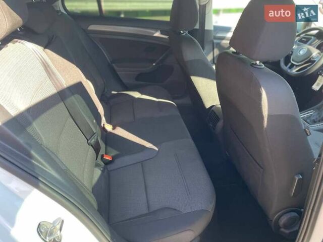 Белый Фольксваген e-Golf, объемом двигателя 0 л и пробегом 124 тыс. км за 13490 $, фото 25 на Automoto.ua