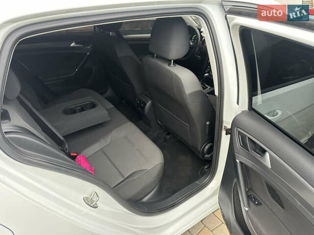Белый Фольксваген e-Golf, объемом двигателя 0 л и пробегом 70 тыс. км за 13700 $, фото 25 на Automoto.ua
