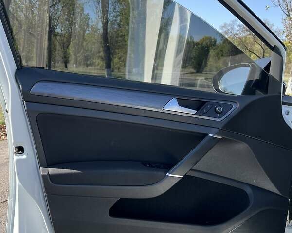Белый Фольксваген e-Golf, объемом двигателя 0 л и пробегом 44 тыс. км за 16800 $, фото 12 на Automoto.ua