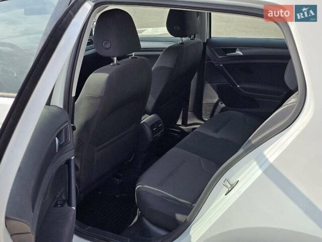 Белый Фольксваген e-Golf, объемом двигателя 0 л и пробегом 96 тыс. км за 14441 $, фото 4 на Automoto.ua