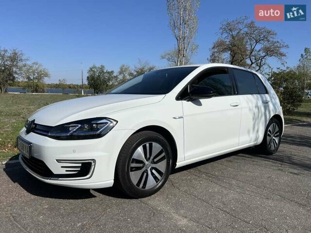 Белый Фольксваген e-Golf, объемом двигателя 0 л и пробегом 44 тыс. км за 16800 $, фото 2 на Automoto.ua
