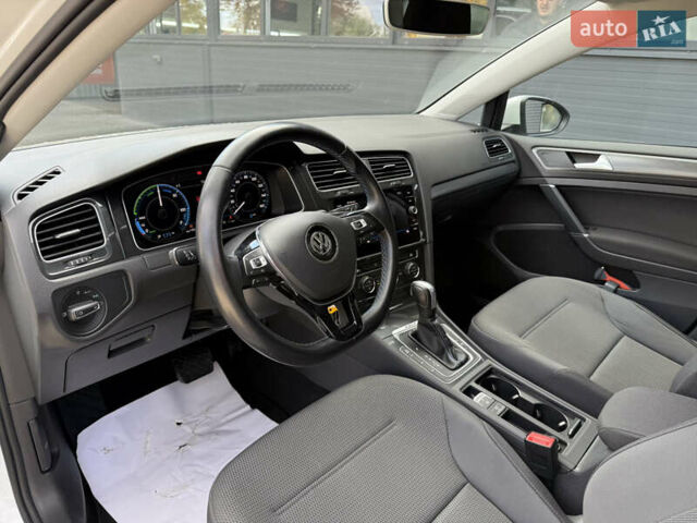 Белый Фольксваген e-Golf, объемом двигателя 0 л и пробегом 137 тыс. км за 13800 $, фото 12 на Automoto.ua
