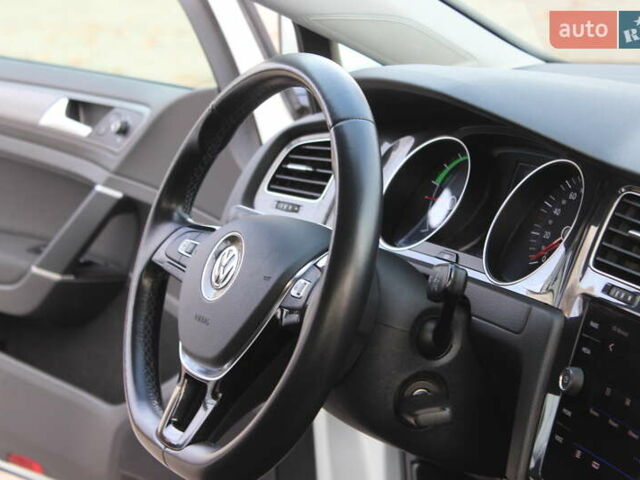 Белый Фольксваген e-Golf, объемом двигателя 0 л и пробегом 69 тыс. км за 13999 $, фото 28 на Automoto.ua