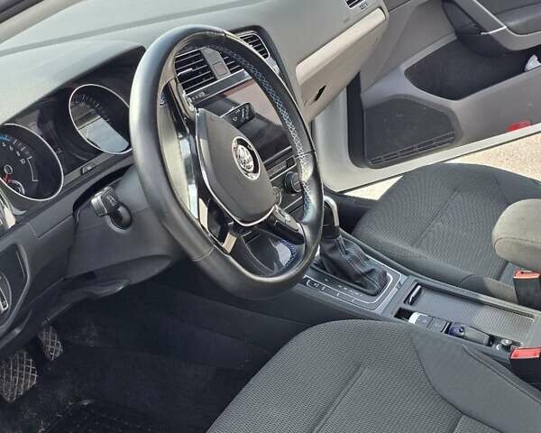 Белый Фольксваген e-Golf, объемом двигателя 0 л и пробегом 96 тыс. км за 14441 $, фото 13 на Automoto.ua