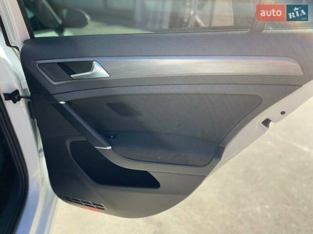 Белый Фольксваген e-Golf, объемом двигателя 0 л и пробегом 124 тыс. км за 13490 $, фото 26 на Automoto.ua