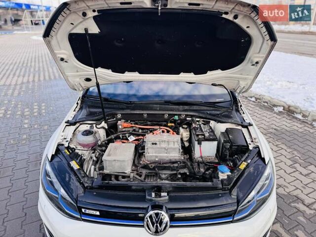 Белый Фольксваген e-Golf, объемом двигателя 0 л и пробегом 87 тыс. км за 12999 $, фото 22 на Automoto.ua