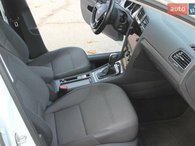 Белый Фольксваген e-Golf, объемом двигателя 0 л и пробегом 69 тыс. км за 13999 $, фото 31 на Automoto.ua