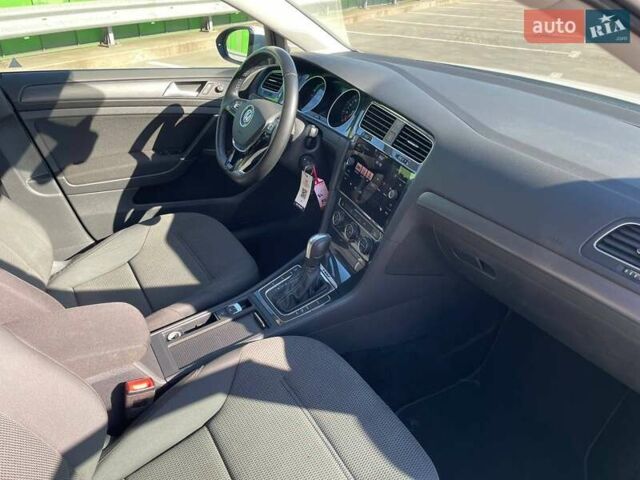 Белый Фольксваген e-Golf, объемом двигателя 0 л и пробегом 124 тыс. км за 13490 $, фото 30 на Automoto.ua