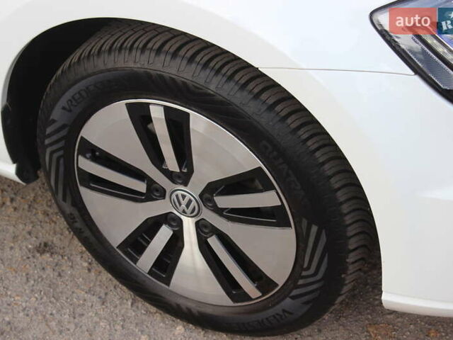 Белый Фольксваген e-Golf, объемом двигателя 0 л и пробегом 69 тыс. км за 13999 $, фото 16 на Automoto.ua