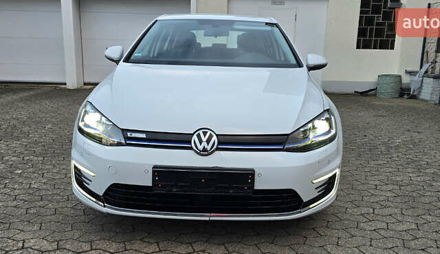 Белый Фольксваген e-Golf, объемом двигателя 0 л и пробегом 24 тыс. км за 15800 $, фото 1 на Automoto.ua