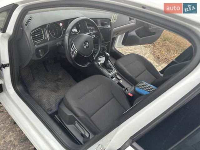 Белый Фольксваген e-Golf, объемом двигателя 0 л и пробегом 68 тыс. км за 14900 $, фото 3 на Automoto.ua