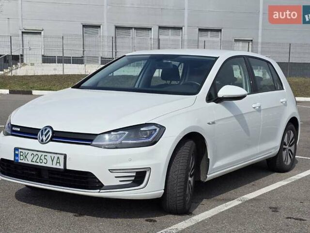 Белый Фольксваген e-Golf, объемом двигателя 0 л и пробегом 96 тыс. км за 14441 $, фото 7 на Automoto.ua
