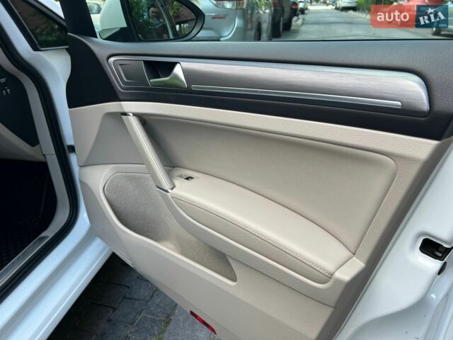 Білий Фольксваген e-Golf, об'ємом двигуна 0 л та пробігом 89 тис. км за 17800 $, фото 14 на Automoto.ua