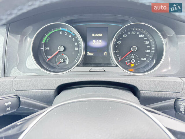 Белый Фольксваген e-Golf, объемом двигателя 0 л и пробегом 24 тыс. км за 15800 $, фото 13 на Automoto.ua