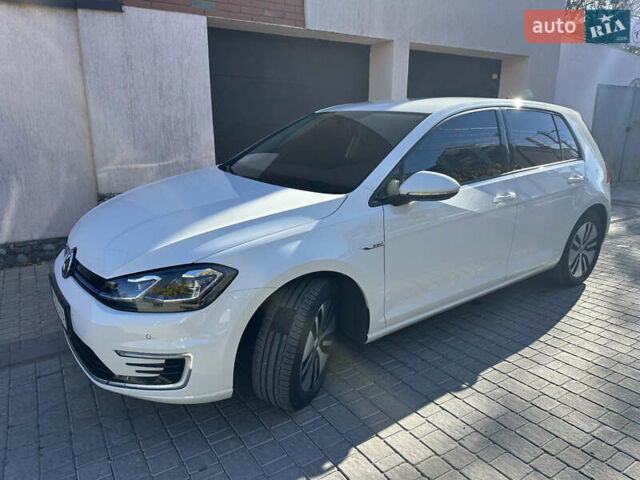 Белый Фольксваген e-Golf, объемом двигателя 0 л и пробегом 47 тыс. км за 15900 $, фото 1 на Automoto.ua