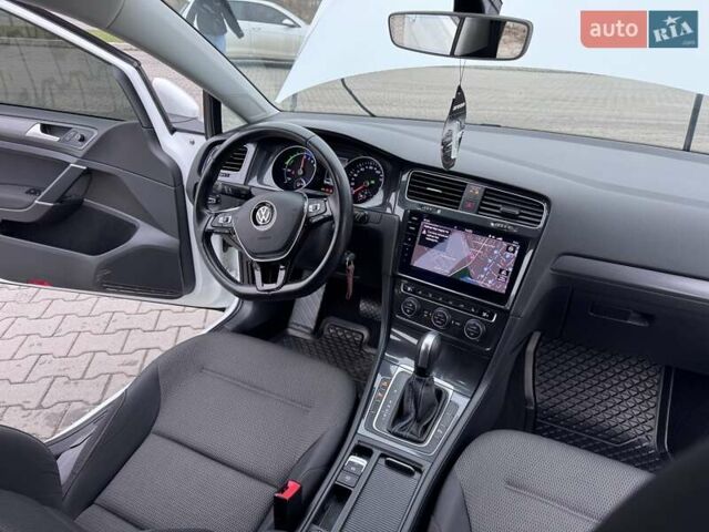 Белый Фольксваген e-Golf, объемом двигателя 0 л и пробегом 71 тыс. км за 12999 $, фото 22 на Automoto.ua