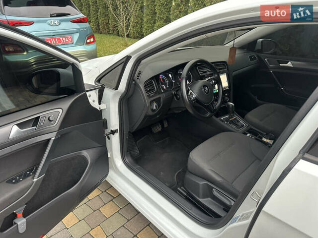 Белый Фольксваген e-Golf, объемом двигателя 0 л и пробегом 70 тыс. км за 13700 $, фото 19 на Automoto.ua
