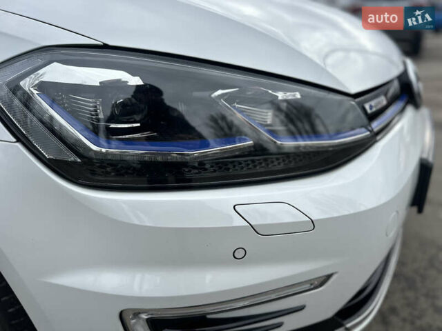 Белый Фольксваген e-Golf, объемом двигателя 0 л и пробегом 98 тыс. км за 16450 $, фото 8 на Automoto.ua