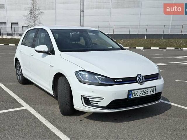 Белый Фольксваген e-Golf, объемом двигателя 0 л и пробегом 96 тыс. км за 14441 $, фото 9 на Automoto.ua