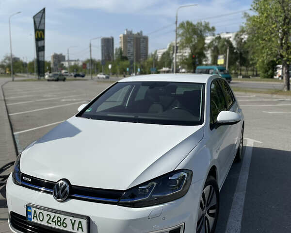 Белый Фольксваген e-Golf, объемом двигателя 0 л и пробегом 63 тыс. км за 19500 $, фото 1 на Automoto.ua