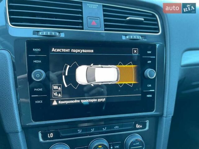 Белый Фольксваген e-Golf, объемом двигателя 0 л и пробегом 124 тыс. км за 13490 $, фото 34 на Automoto.ua