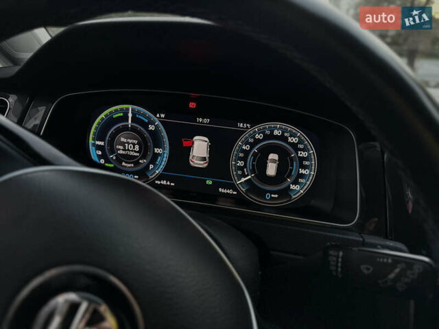 Білий Фольксваген e-Golf, об'ємом двигуна 0 л та пробігом 97 тис. км за 13999 $, фото 18 на Automoto.ua
