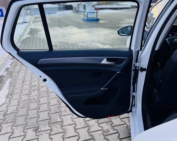 Белый Фольксваген e-Golf, объемом двигателя 0 л и пробегом 87 тыс. км за 12999 $, фото 40 на Automoto.ua