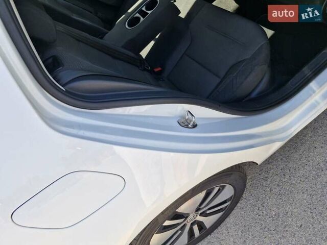 Белый Фольксваген e-Golf, объемом двигателя 0 л и пробегом 70 тыс. км за 14500 $, фото 24 на Automoto.ua