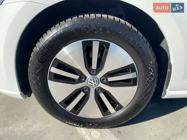 Белый Фольксваген e-Golf, объемом двигателя 0 л и пробегом 125 тыс. км за 13500 $, фото 5 на Automoto.ua