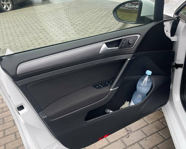 Білий Фольксваген e-Golf, об'ємом двигуна 0 л та пробігом 95 тис. км за 14950 $, фото 8 на Automoto.ua