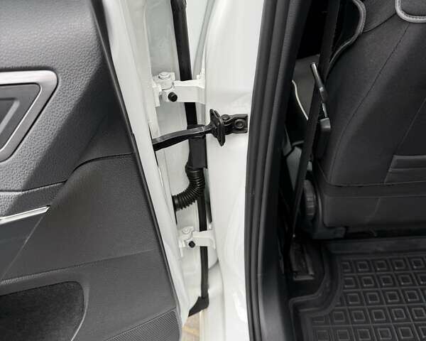 Белый Фольксваген e-Golf, объемом двигателя 0 л и пробегом 57 тыс. км за 15500 $, фото 11 на Automoto.ua