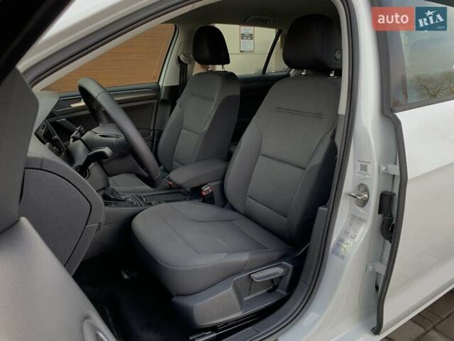 Белый Фольксваген e-Golf, объемом двигателя 0 л и пробегом 73 тыс. км за 13955 $, фото 24 на Automoto.ua