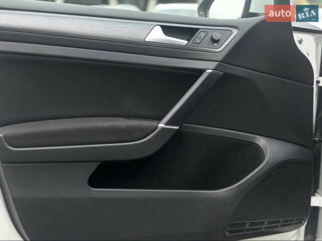 Білий Фольксваген e-Golf, об'ємом двигуна 0 л та пробігом 60 тис. км за 14490 $, фото 5 на Automoto.ua