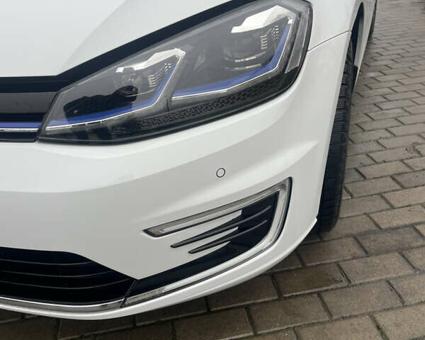 Білий Фольксваген e-Golf, об'ємом двигуна 0 л та пробігом 95 тис. км за 14950 $, фото 15 на Automoto.ua