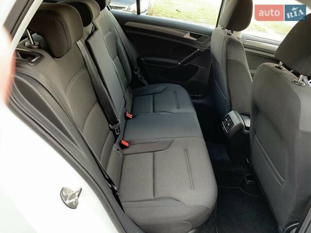 Белый Фольксваген e-Golf, объемом двигателя 0 л и пробегом 73 тыс. км за 13955 $, фото 29 на Automoto.ua