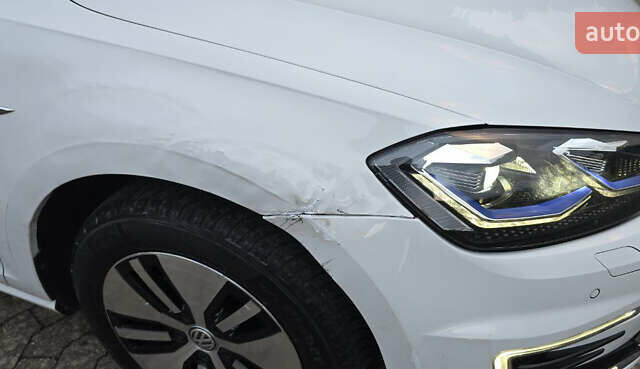 Белый Фольксваген e-Golf, объемом двигателя 0 л и пробегом 24 тыс. км за 15800 $, фото 7 на Automoto.ua