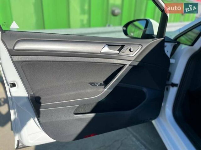 Белый Фольксваген e-Golf, объемом двигателя 0 л и пробегом 125 тыс. км за 13500 $, фото 13 на Automoto.ua