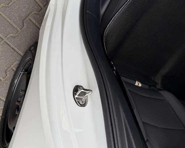 Белый Фольксваген e-Golf, объемом двигателя 0 л и пробегом 57 тыс. км за 15500 $, фото 12 на Automoto.ua